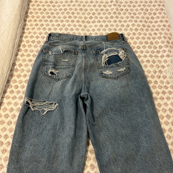 American Eagle Relaxed Mom Jeans Size 4 Destructed High Waist Light Wash - Picture 12 of 14